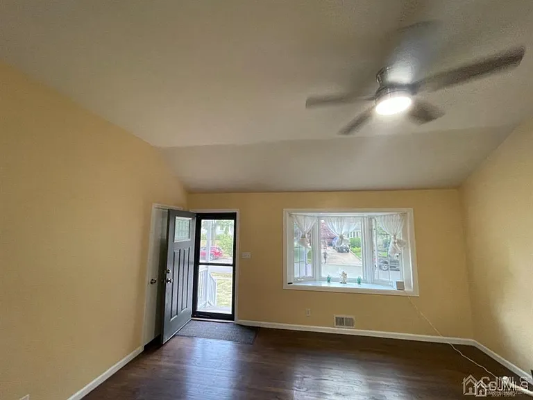 210 Runyon Ave — Photo 8
