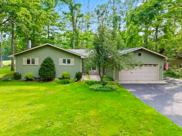 569 Woodside Ln, Gaylord, MI 49735