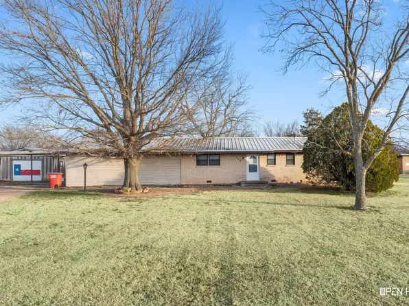 908 E Benton St, Petrolia, TX 76377