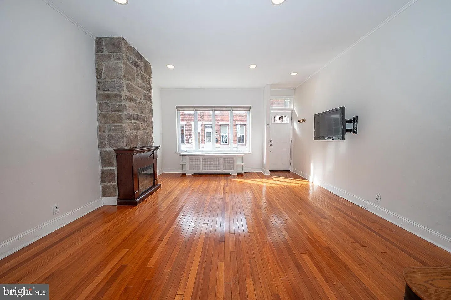 3 bed, 1.0 bath, 1056 sqft, $1,900 — Photo 4