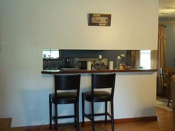 BREAKFAST BAR & STOOLS