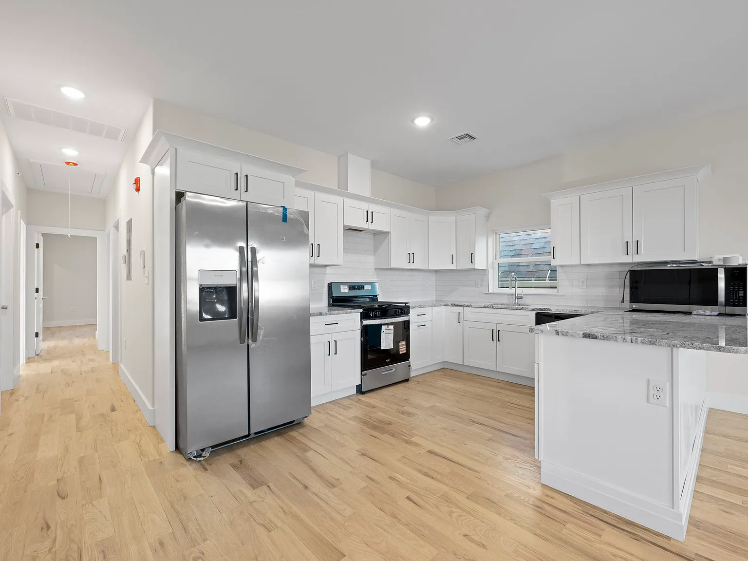 3 bed, 1100 sqft, $3,200 — Photo 2