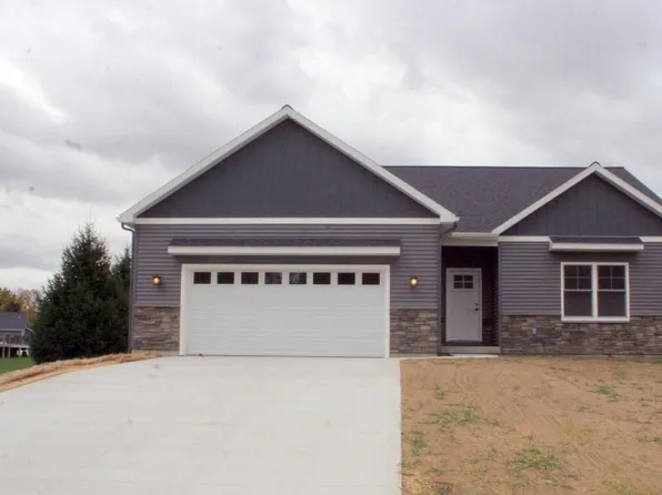 1054 N Stoneridge Dr, Plainwell, MI 49080