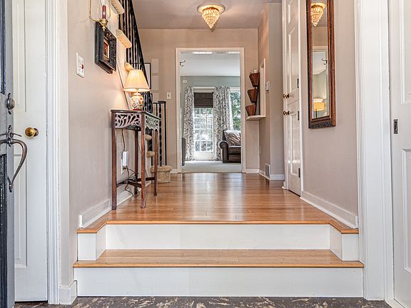 5th image of 811 Charles St