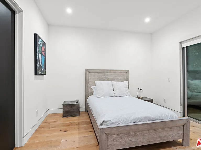 637 N Gardner St — Photo 30