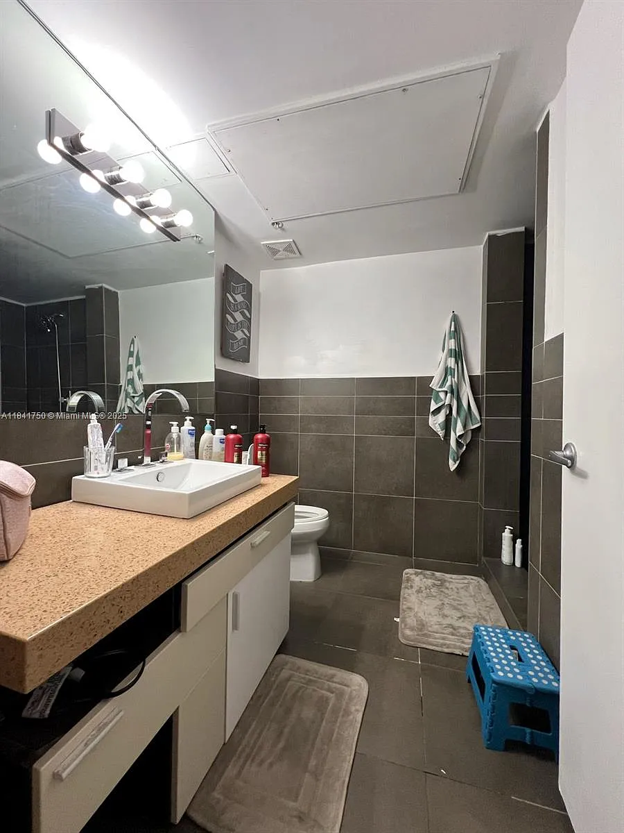 Building Photo - 435 21st St #116