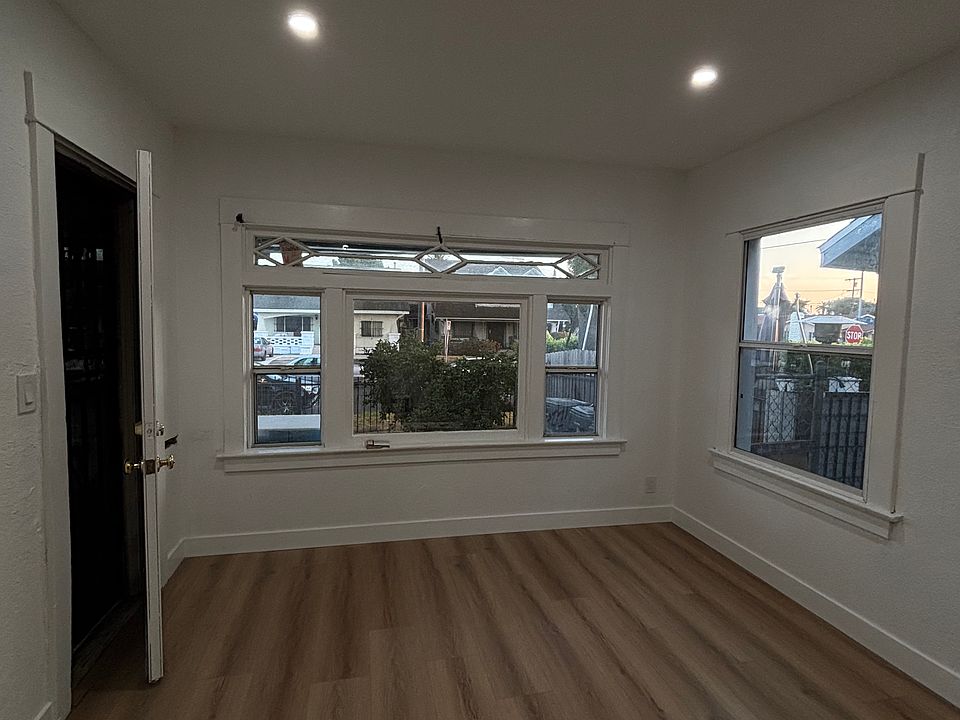 1st image of 1523 W 47th St