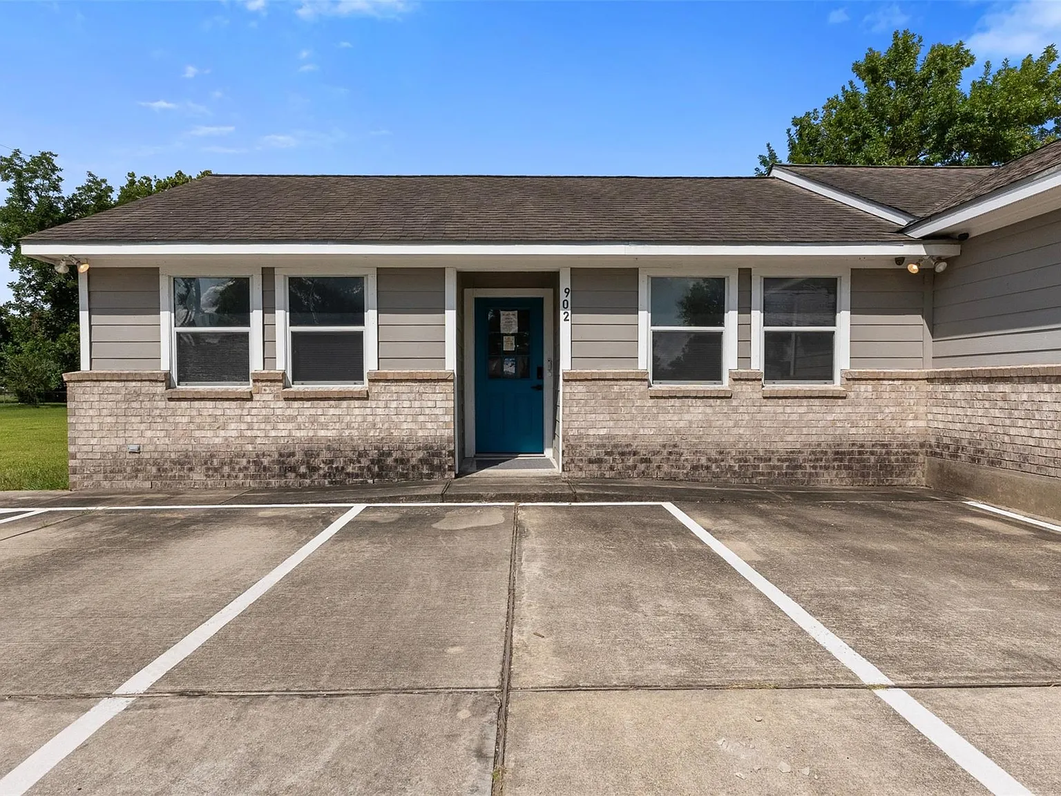 5 bed, 2.0 bath, 1490 sqft, $2,000 — Photo 2