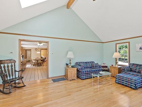 3rd image of 5 Applewood Dr