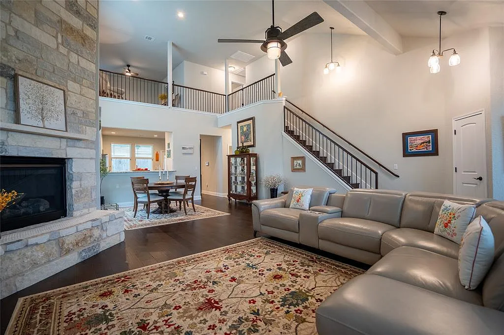 4 bed, 2.5 bath, 2220 sqft, $3,200 — Photo 4