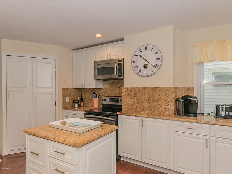 18 Ocean Ave — Photo 11