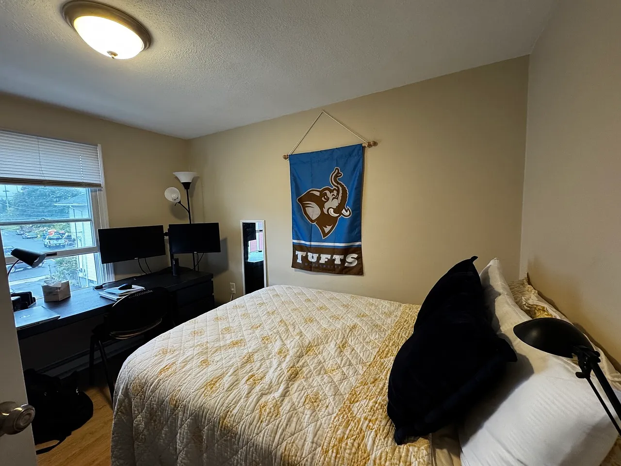 5 bed, 9999 sqft, $6,250 — Photo 1