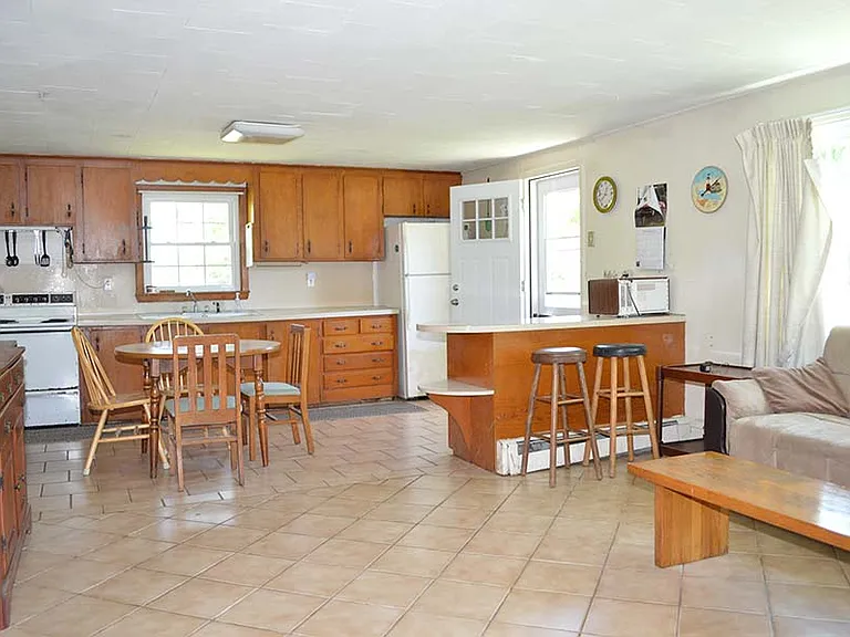 64 Hemlock Ave — Photo 2