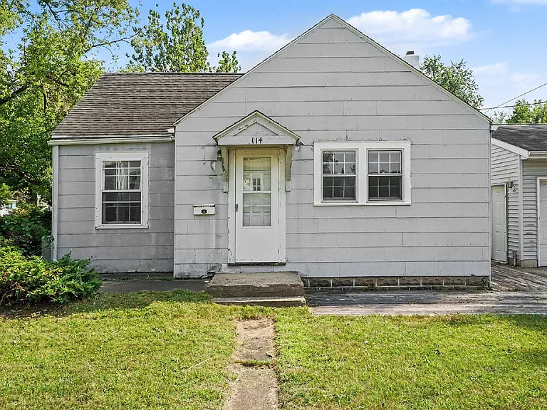 114 Eastlawn Dr — Photo 2