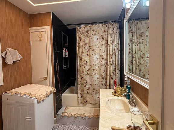 3rd image of 298 Decker Ave #2