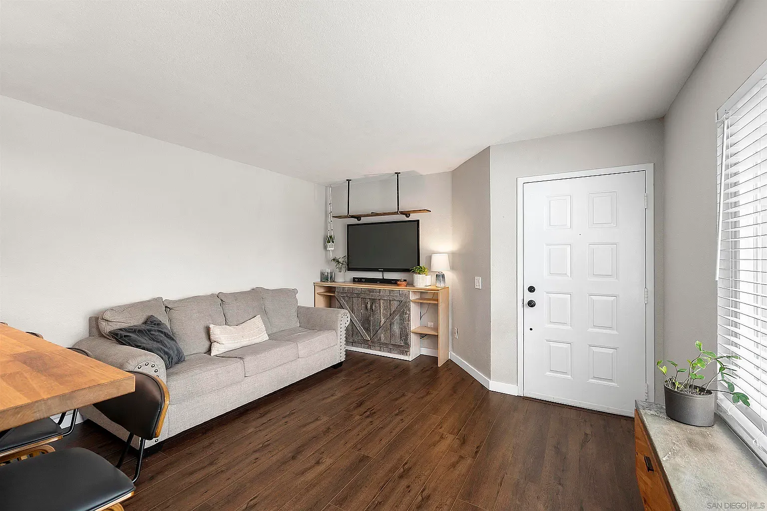 3 bed, 994 sqft, $4,400 — Photo 4