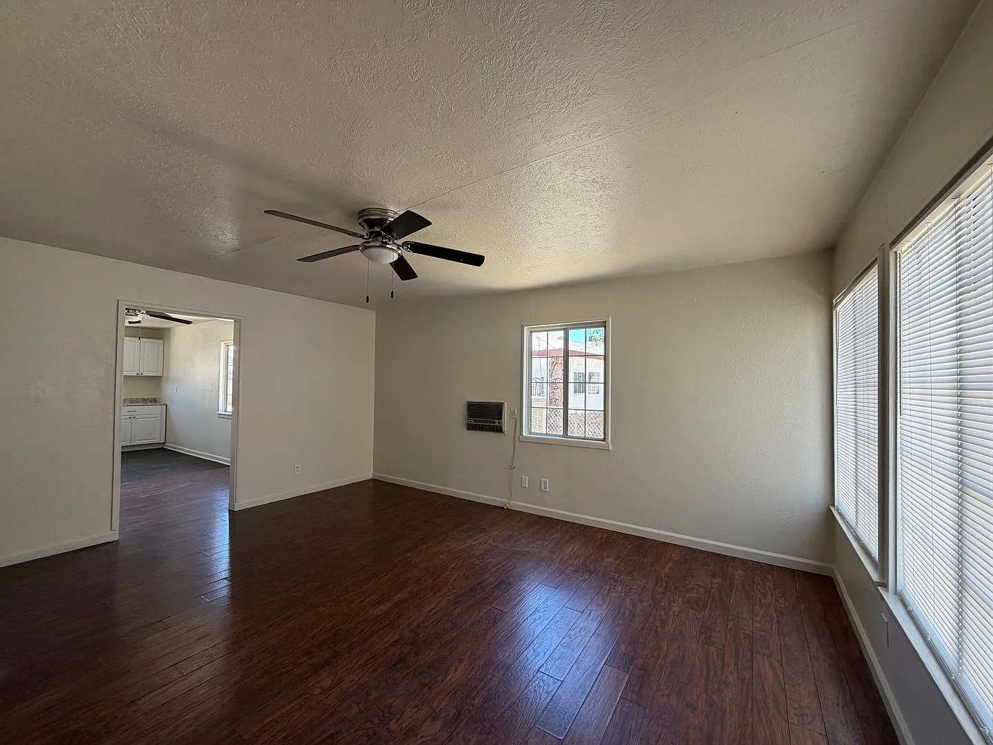 3 Bedroom 1 Bathroom House with Huge Fenced Yard Near Schools, Park & Community Pool — Photo 3