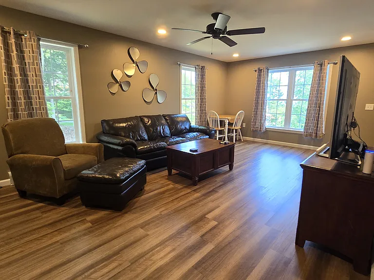 2nd floor family room with flat screen tv