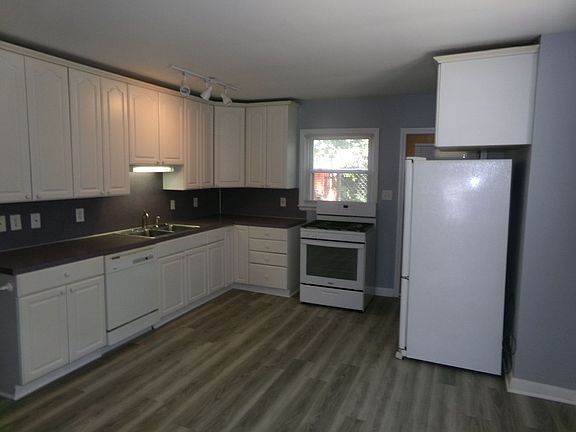 3rd image of 716 Laurel St