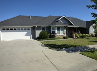 1467 SW David Dr, Grants Pass, OR 97527