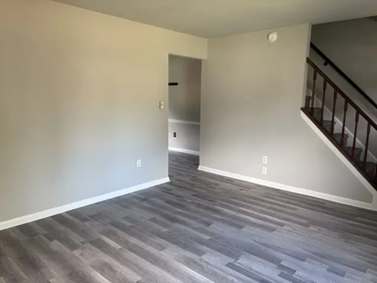 1090 Williamsburg Rd — Photo 2