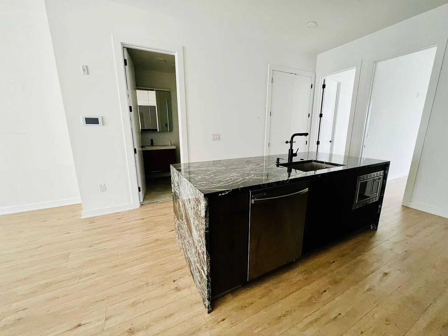 2 bed, 1000 sqft, $1,950 — Photo 3