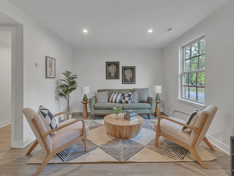 1011 Tannin Dr — Photo 2