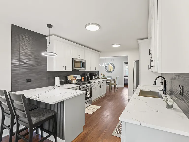 8S045 Hudson St — Photo 7
