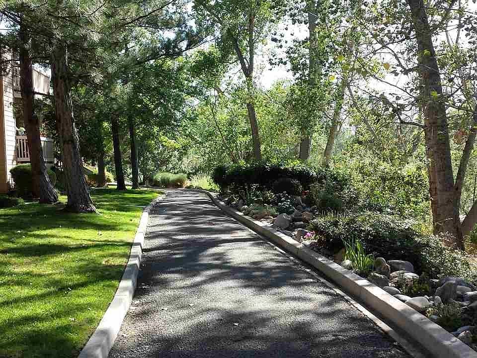 Walking trails on Truckee River