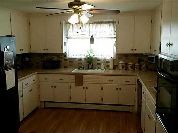 3rd image of 23 Parker St