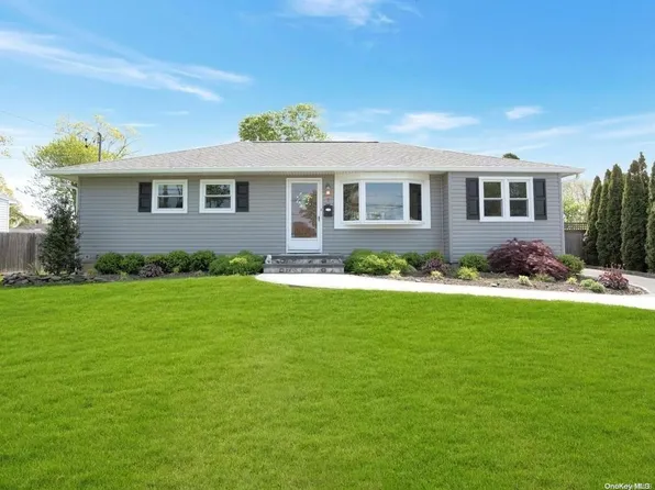 7 Bartley Lane, West Sayville, NY 11796