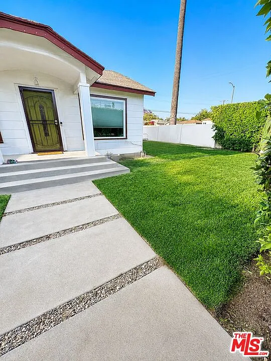 2 bed, 1.0 bath, 842 sqft, $3,700 — Photo 3