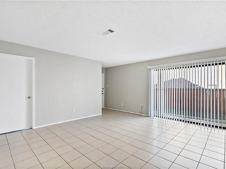 1112 Autumn Cir #D — Photo 5