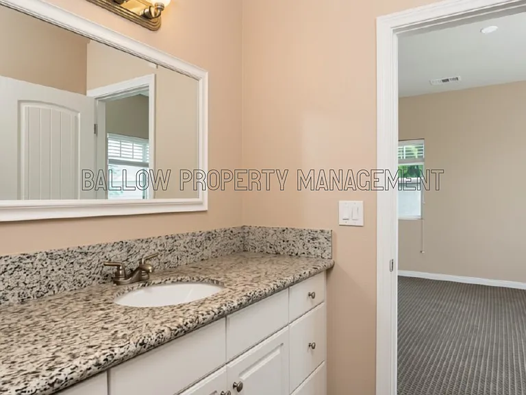 1327 Holly Ave — Photo 5