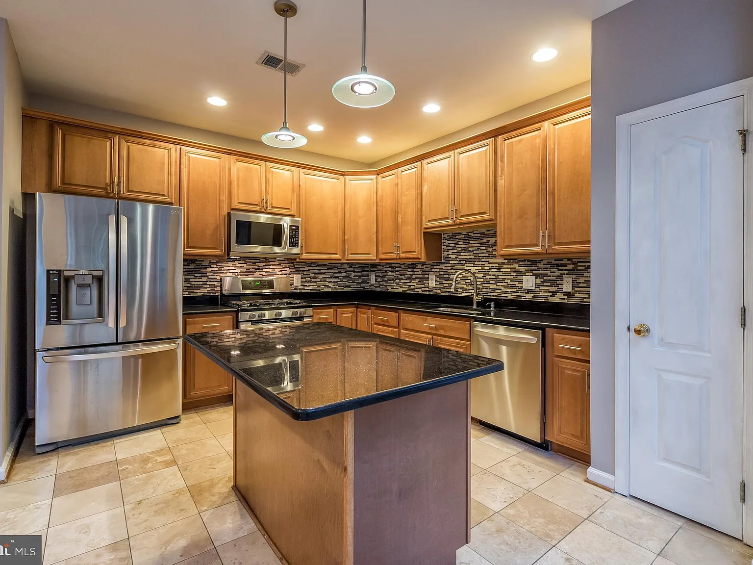 3 bed, 3.5 bath, 2804 sqft, $3,700 — Photo 2