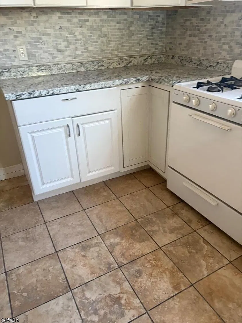 3 bed, 1.0 bath, $2,750 — Photo 4