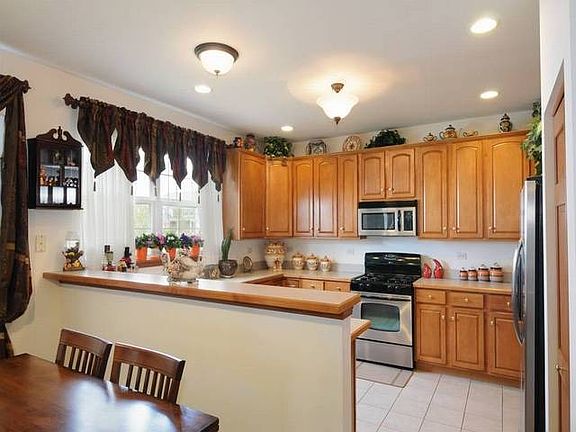 4th image of 9920 Bennett Dr