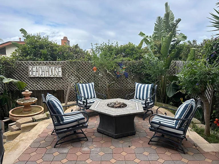 923 Santa Ana St — Photo 1