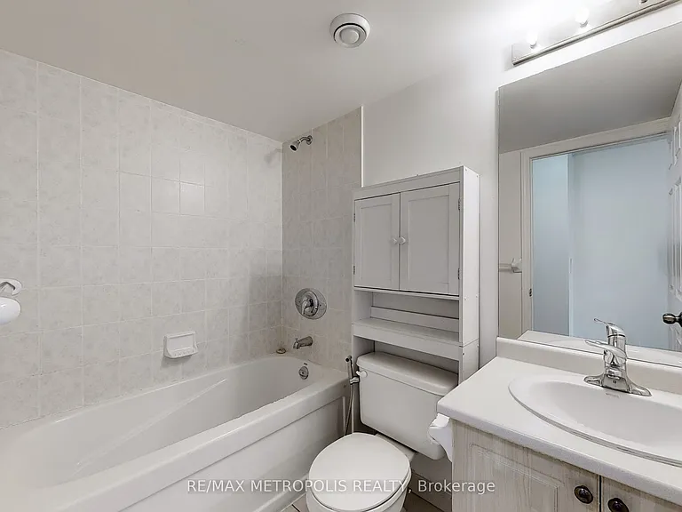 30 Grand Trunk Cres #502 — Photo 25