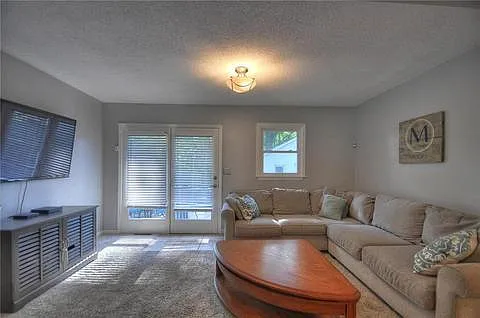 3 NW Alderson Pl — Photo 2