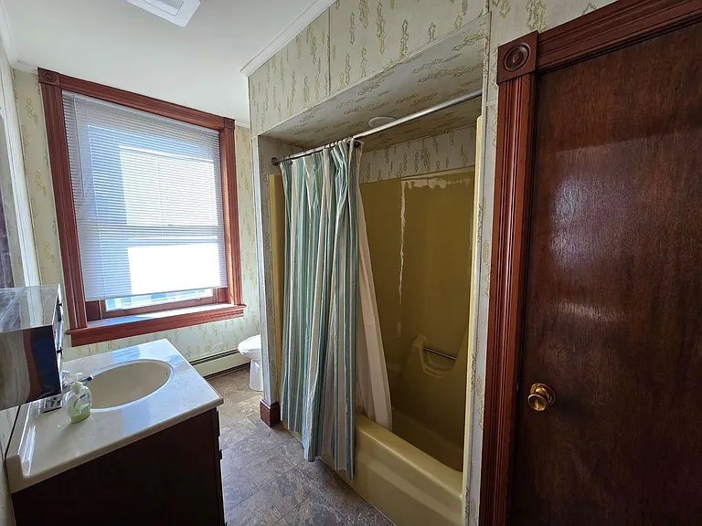 209 E Market St — Photo 4
