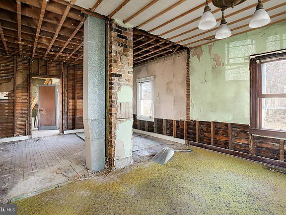5th image of 324 W Queen St