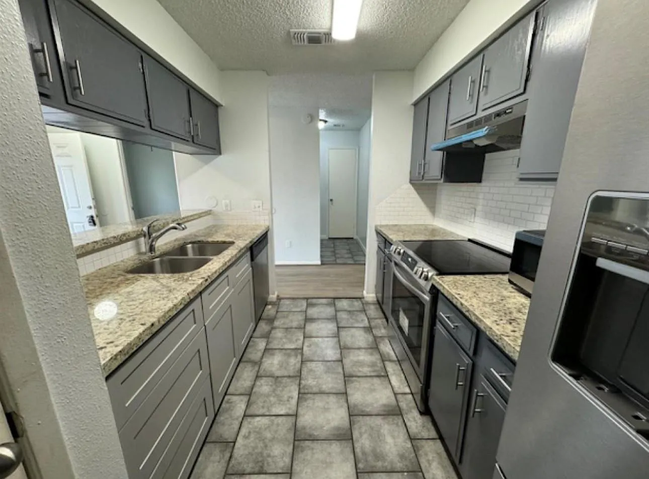 2 bed, 1.5 bath, 1056 sqft, $1,399 — Photo 2