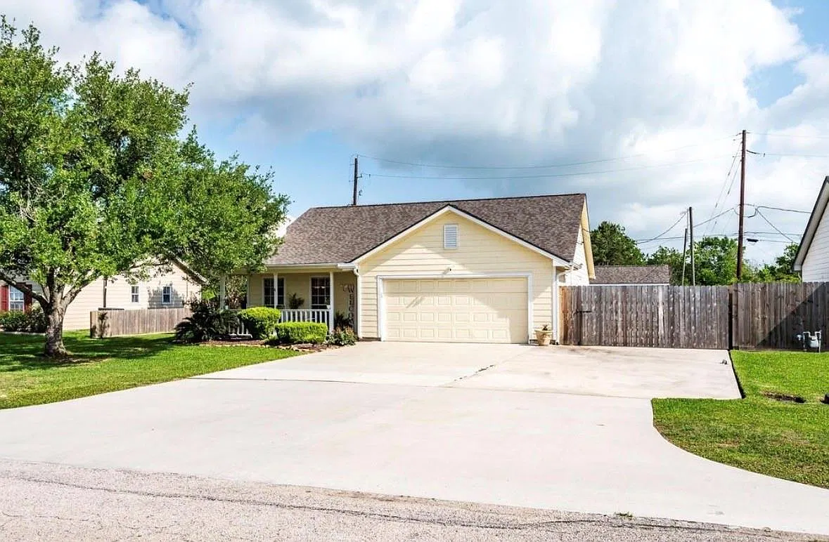 3 bed, 2.0 bath, 1397 sqft, $1,900 — Photo 2