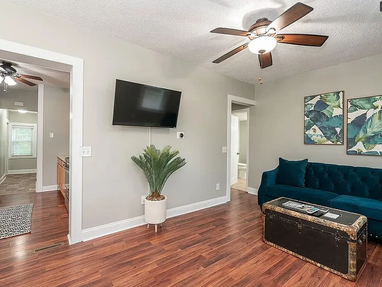 6723 Glades Ave — Photo 3