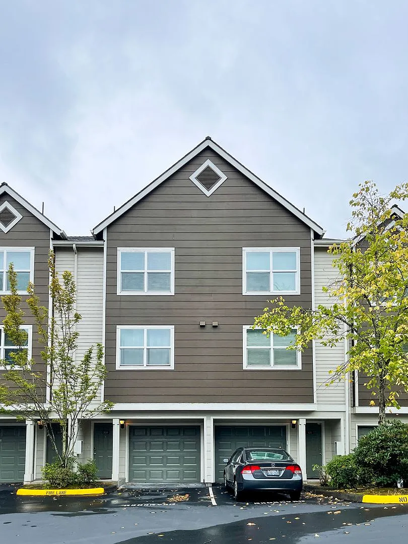 Lynnwood 3 Bedroom Townhome with Garage & Pool — Photo 1