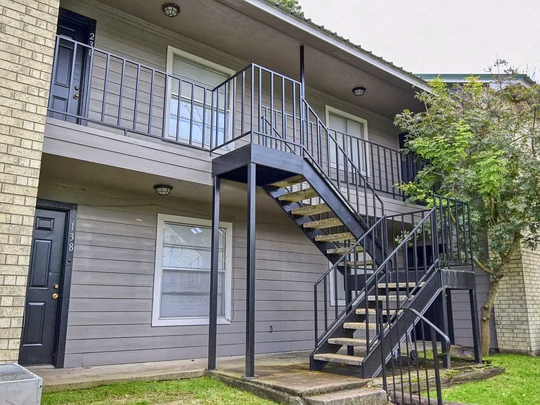 Athens Townhomes — Photo 9
