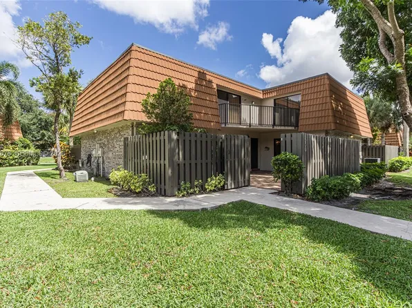 1530 W Harmony Lake Cir, Davie, FL 33324
