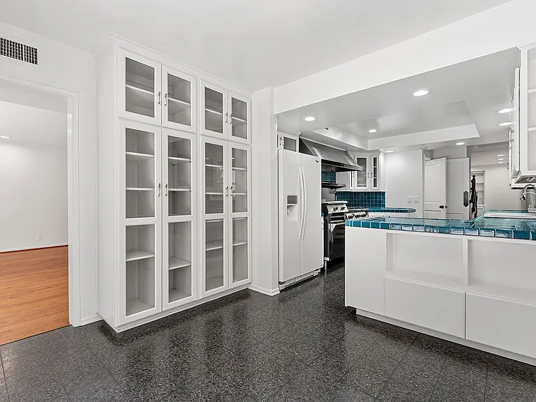11053 Strathmore Dr — Photo 23