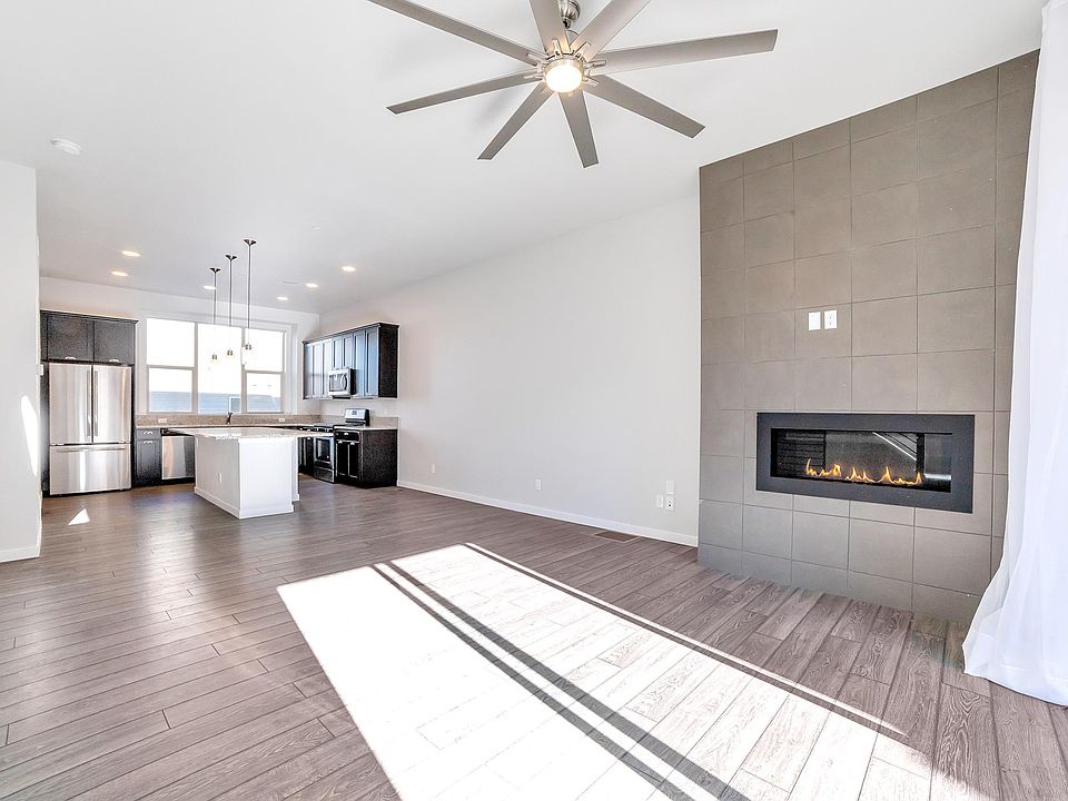 Open floorplan with 10 foot ceilings